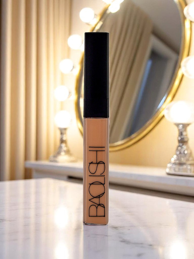 Face concealer in shade Light