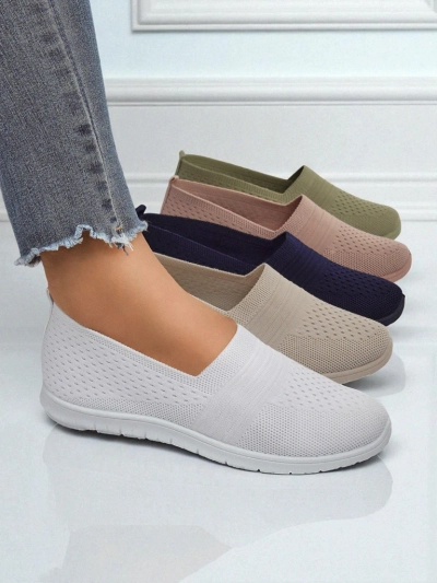 White Ariadne women's ballerinas made of breathable fabric on a flat sole