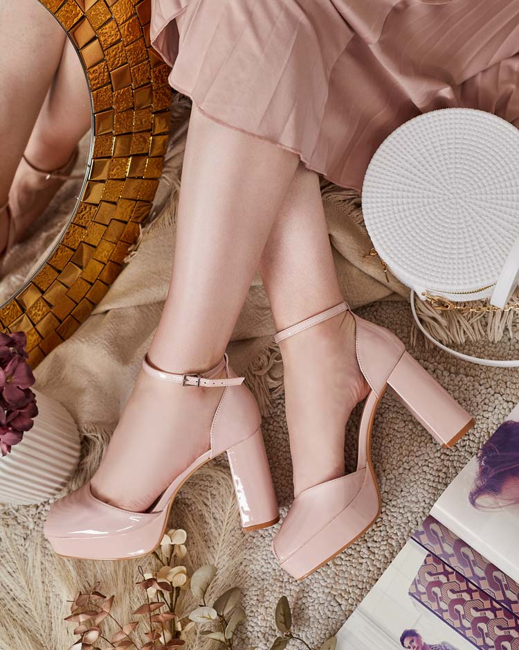 Royalfashion Naiste Lefeyoa lakitud postisandaalid