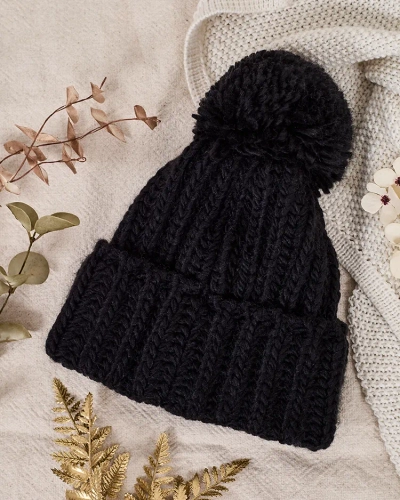 Royalfashion Women's knitted hat with pompom