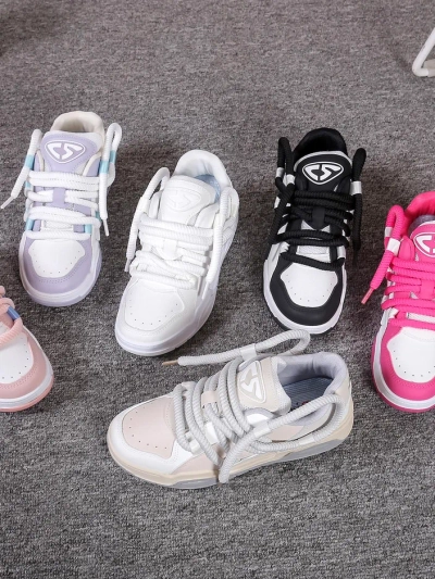 Royalfashion Naiste spordijalanõud dekoratiivsete lukkudega Clesiv