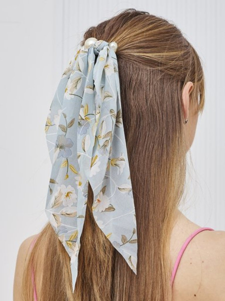 Royalfashion Juuksekumm paelaga, mis on kaunistatud väikeste lillede ja pärlitega Florennea