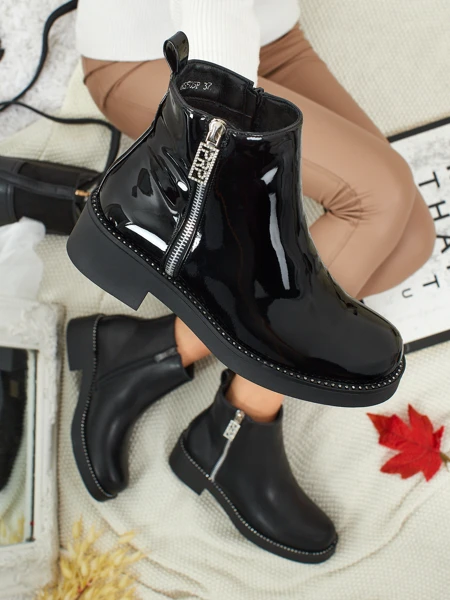 Lakitud öko-nahast naiste saapad Calvera