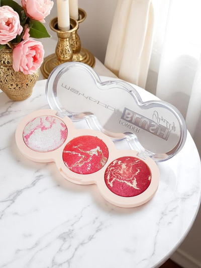 Palette of 3 shades of illuminating blush for cheeks color