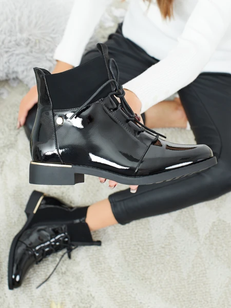 Lakitud paeltega naiste saapad Avoria