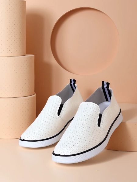 Royalfashion Naiste perforatsiooniga spordijalatsid Musio