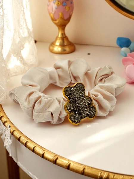 Royalfashion Резинка для волос с декоративным мишкой Satin Teddy