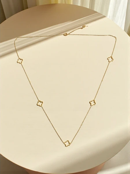 Lira Lariata kaelakee ristikumotiiviga