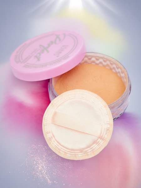 Loose face powder with a natural finish effect
