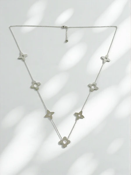 Flora Aurelia Silver Minimalist Flower Necklace Verona