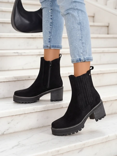 Fo-royalfashion Eco-suede nyrin's bots on a itay by Segiag