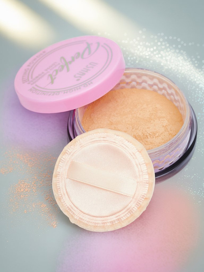 Loose face powder with a natural finish effect
