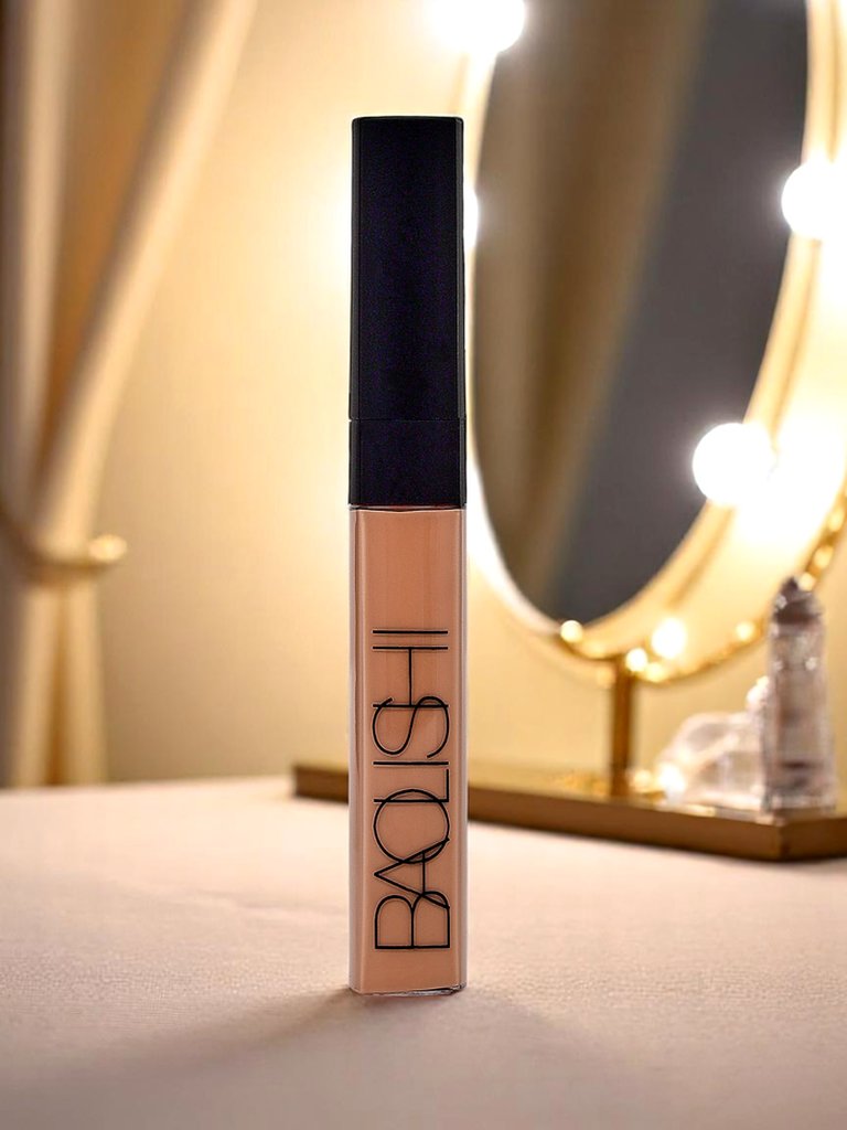 Face concealer in the shade Sand