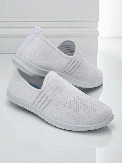 Naiste valged slip-onid Kangast Callisto – kerged jalanõud kevadeks ja suveks