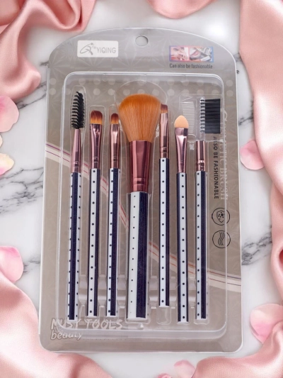 Compact makeup brush set