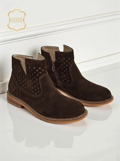 Botki Ariadne из натуральной замши темно-коричневые, плоские каблуки 3 см