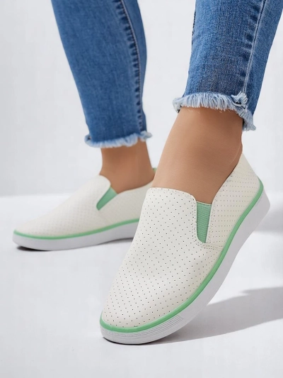 Royalfashion Naiste perforatsiooniga slip-on kingad Kassias