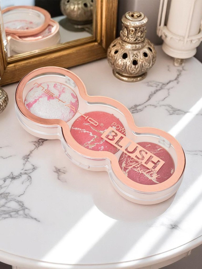 Palette of 3 shades of illuminating blush for cheeks color