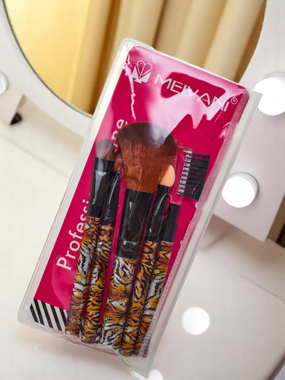 Compact makeup brush set