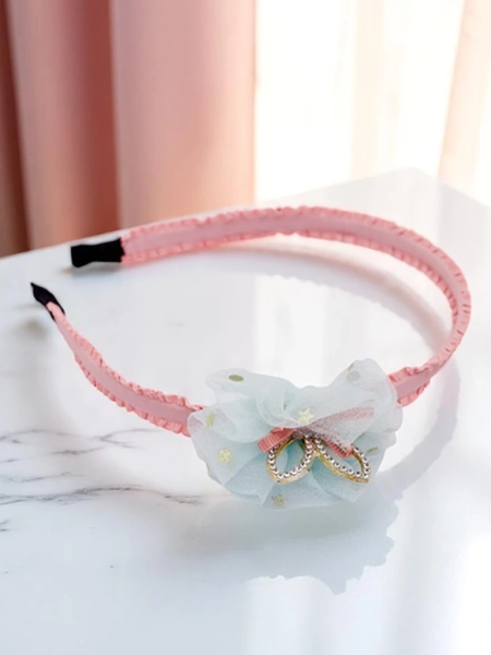 Royalfashion Ободок для волос Daisy Bloom с цветочным акцентом – это изящный аксессуар, который подчёркивает естественную красоту и добавляет романтического шарма. Мягкий и эластичный, идеально подходит для летних прогулок, фотосессий, свадеб и повседневн