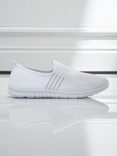 Naiste valged slip-onid Kangast Callisto – kerged jalanõud kevadeks ja suveks