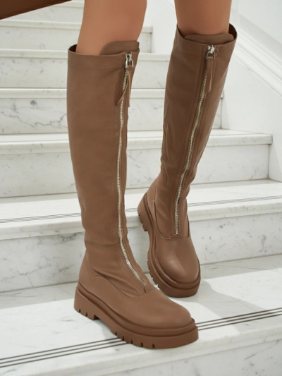 Naiste saapad keskel oleva lukuga Merivon