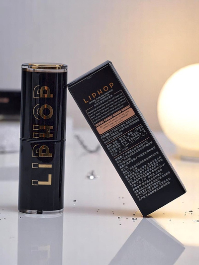 Face concealer stick in the shade Light Sand