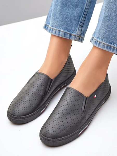 Royalfashion Женские перфорированные сандалии Vielles