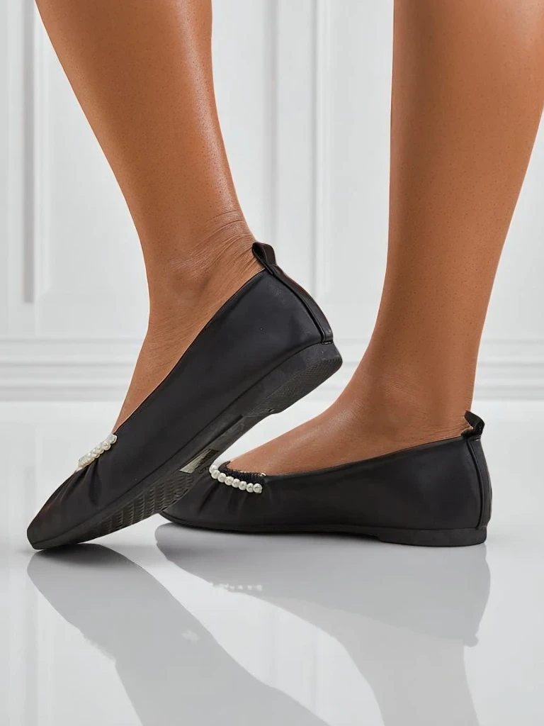 Baleriny Callisto Nero – Czarne baleriny z ekoskóry z perełkami, płaski obcas
