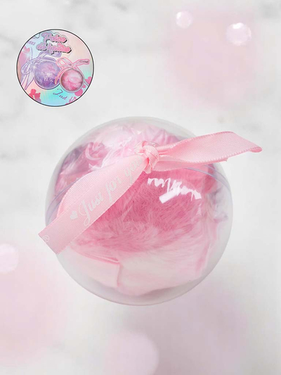 Pehme, karvane pall kõrvale