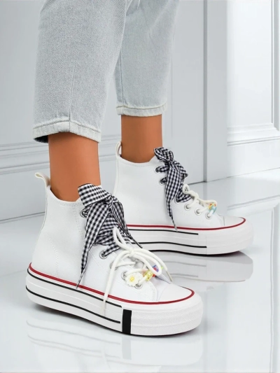 Женские кеды Callista Bianca – белые модные на плоской подошве с декоративными бусинами