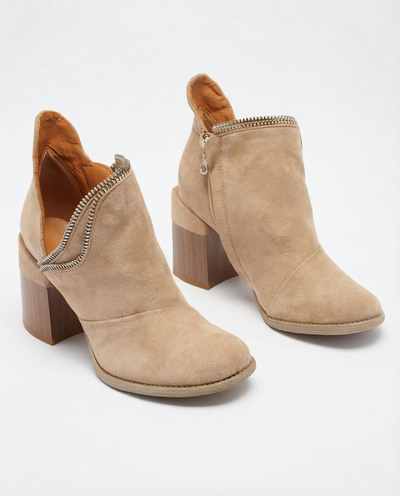 Light brown women's insulated boots on a post Mukis - Footwear