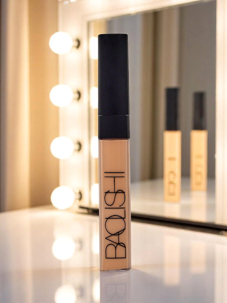 Face concealer in the shade Ivory