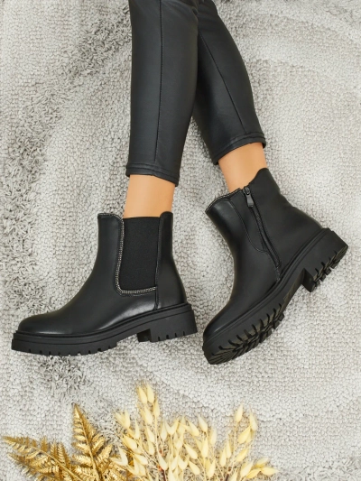 Tsirkoonidega ökonahast poolsaapad Novira