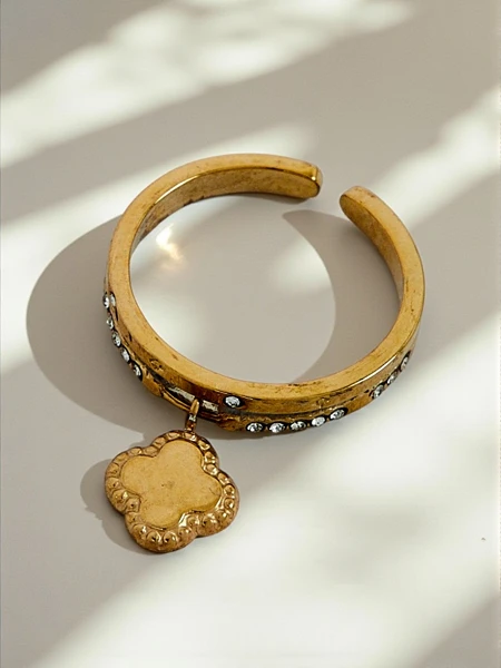 Dolce Vita käevõru dekoratiivsete amulettidega