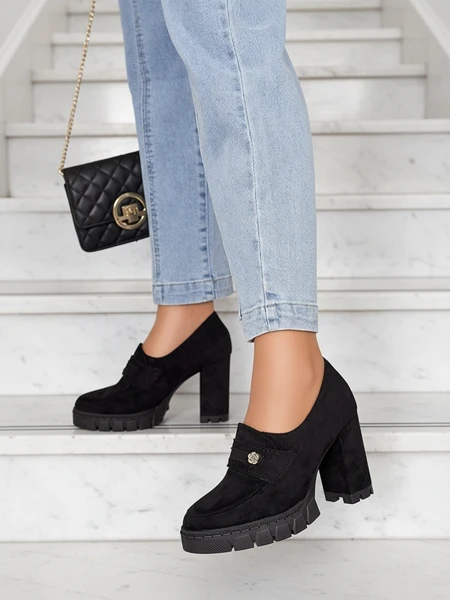 Elegantsed mustad ökonahast Anitka kingad