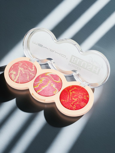 Palette of 3 shades of illuminating blush for cheeks color