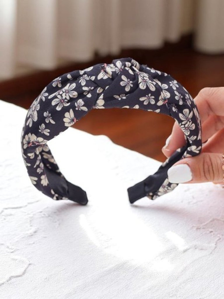 Royalfashion Hairband with braided floral pattern Florinda