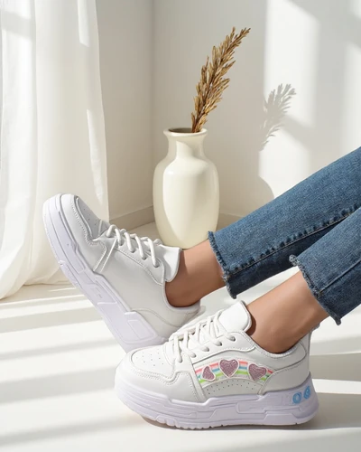 Royalfashion Naiste Sneakerid, millel on sädelus.