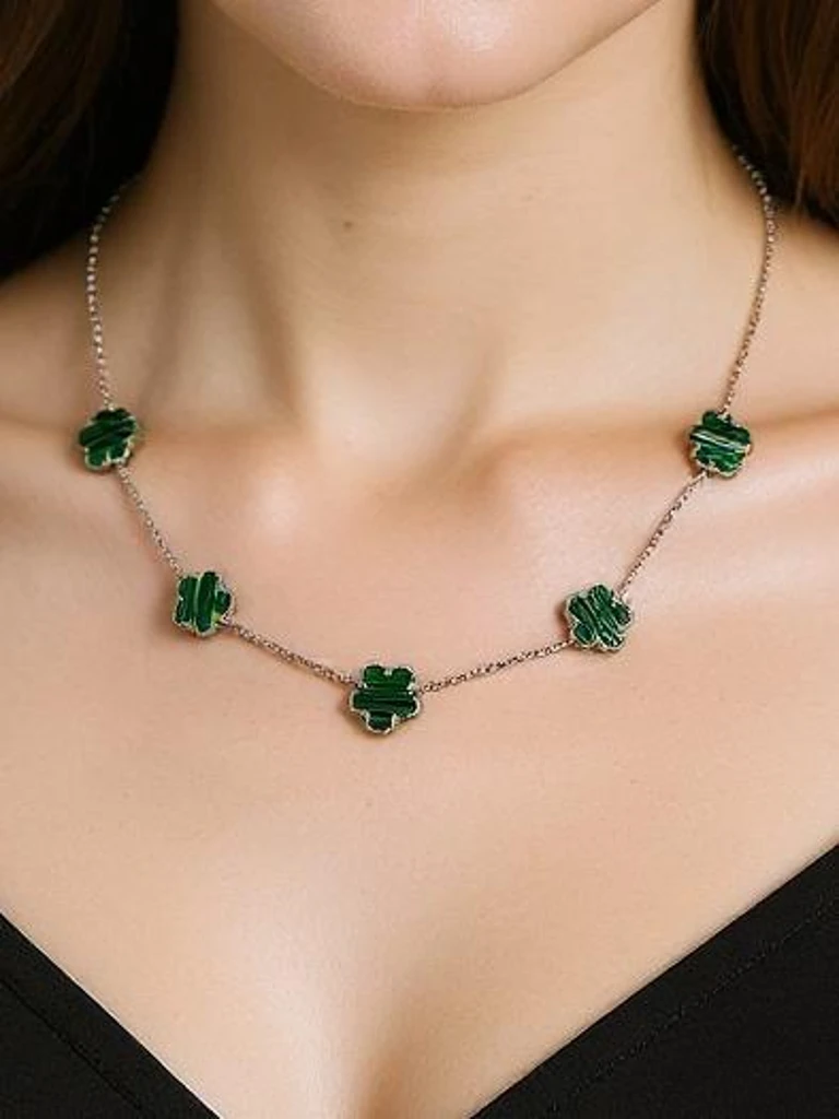 Naszyjnik Aurelia Clavis z masą perłową w złotej oprawie – stylowa elegancja