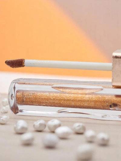 Shimmering liquid eyeshadow in the color Fall