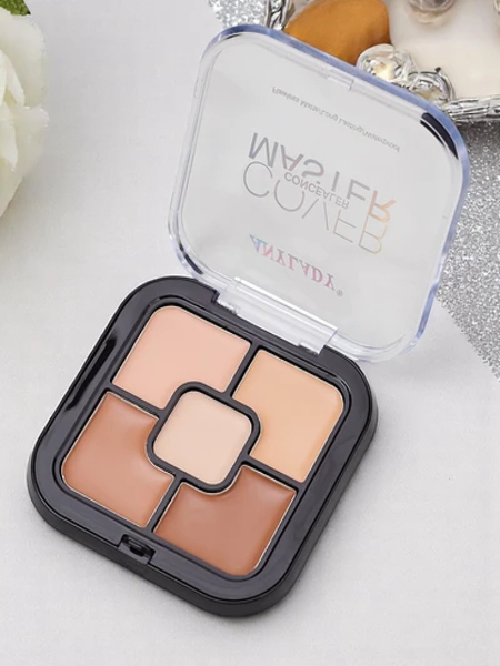 Mattifying and waterproof contouring palette with 5 nude concealers in shade 02