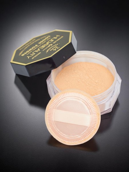 Loose face powder with a natural finish effect