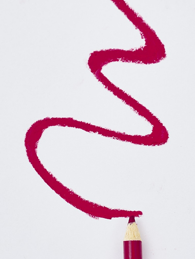 Lip pencil with sharpener in the shade Stunna Red