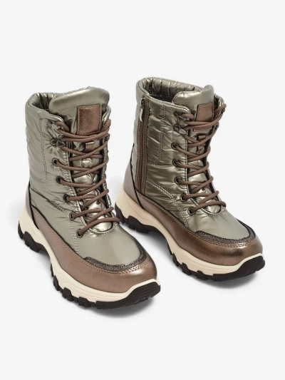 Naiste a'la lumesaapad Liveas