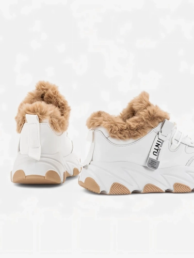 Naiste valged Nonua karusnahaga sporditossud - Jalatsid