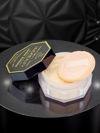 Loose face powder with a natural finish effect