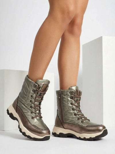 Naiste a'la lumesaapad Liveas