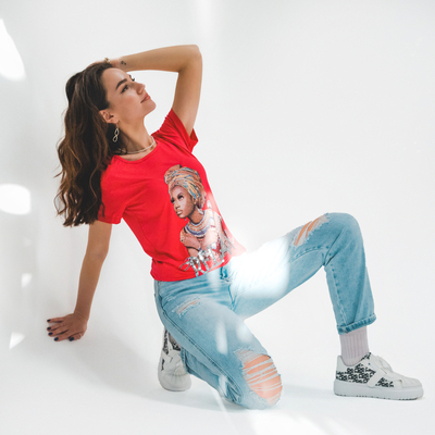 Punane värvilise trükiga ja litritega naiste T-särk - Riietus