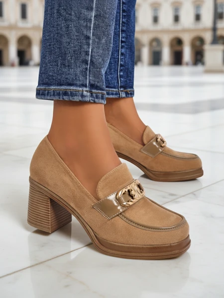 Naiste Loaferid Perseida – helepruunid seemisnahast kõrge kontsaga elegantsed